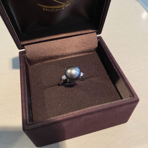 サイドのダイヤモンドもおしゃれな黒真珠のリング