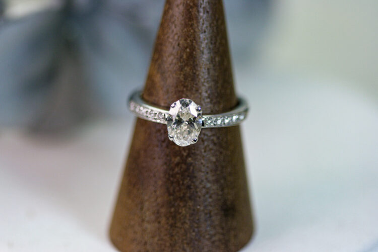 きれいなオーバルのリング 1carat UP