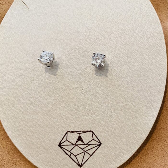 1カラットのダイヤモンドピアス