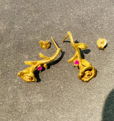 ルビーが輝くバラのピアス